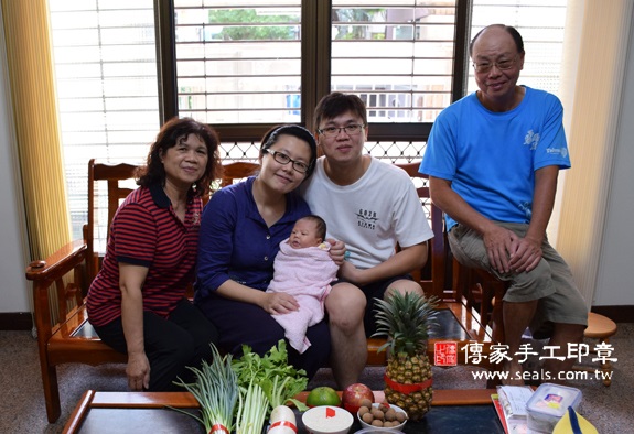 張寶寶(台中南屯區到府嬰兒寶寶滿月剃頭理髮、免費到府嬰兒剃胎毛儀式吉祥話)。到府剃頭剃胎毛主持、專業拍照、DVD光碟、證書。★購買「臍帶章、肚臍章、胎毛筆刷印章」贈送：剃頭、收涎、抓周，三選一。2015.11.03 照片2